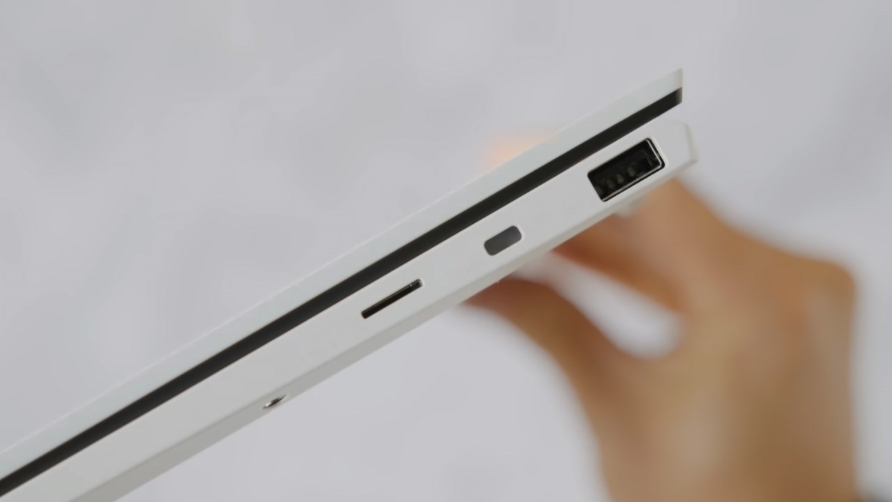 Cạnh phải của MSI Prestige 13 EVO với cổng USB-A và khe đọc thẻ nhớ MicroSD
