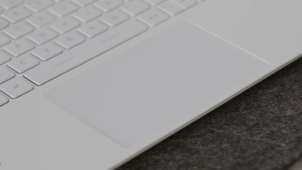 MSI Prestige 13 EVO có phần bàn di chuột lớn giúp dễ dàng thao tác