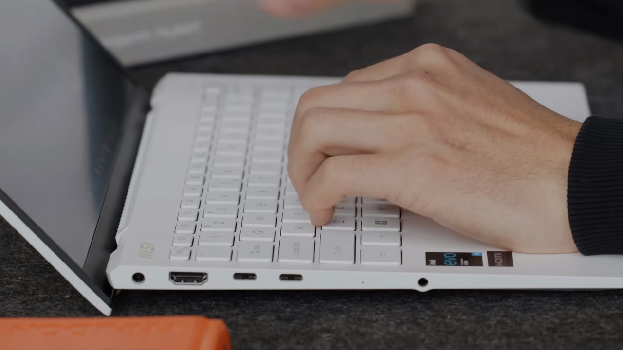 Cạnh trái của MSI Prestige 13 EVO với cổng sạc, cổng HDMI, hai cổng USB-C