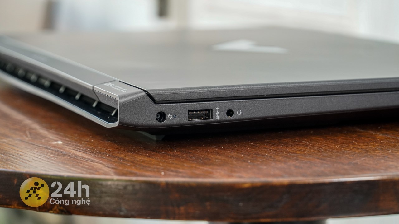 Cạnh trái của HP VICTUS 15 fa1139TX. Cạnh trái của HP VICTUS 15 fa1139TX.