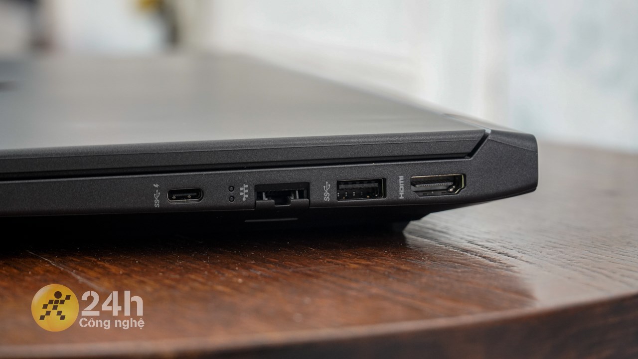 Cạnh phải của HP VICTUS 15 fa1139TX. Cạnh phải của HP VICTUS 15 fa1139TX.