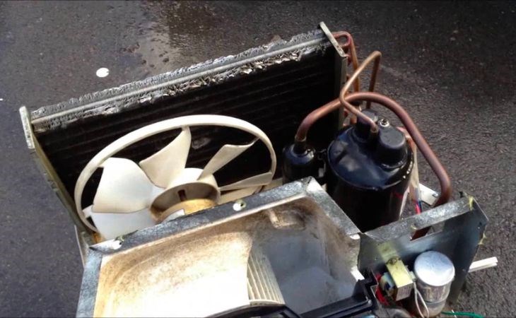 Cục nóng lâu ngày không được vệ sinh cũng khiến bộ phận hoạt động không trơn tru, gây ra tiếng ồn lớn