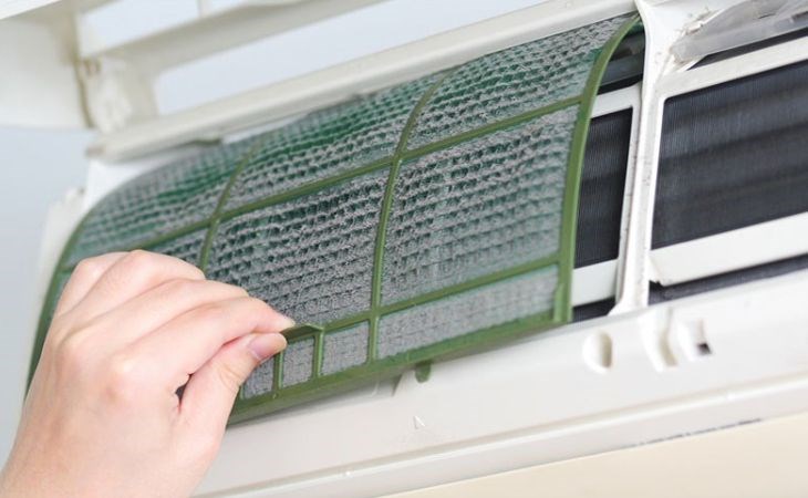 Quạt gió dàn lạnh bám bụi khiến thiết bị không hoạt động được trơn tru, tạo ra tiếng kêu khó chịu