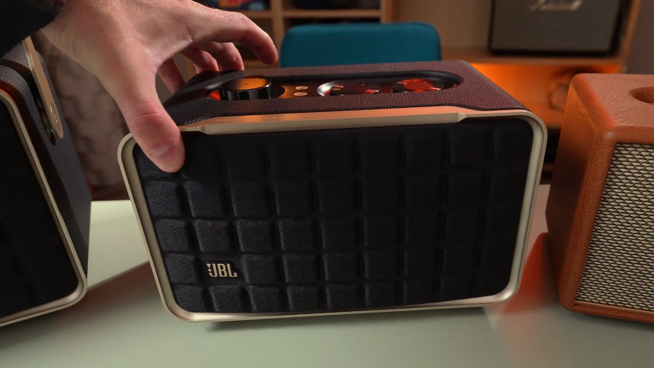 JBL Authentic 200 có thể tái tạo âm thanh sống động với âm treble rõ ràng, bass lực. Nguồn: Danny Pops