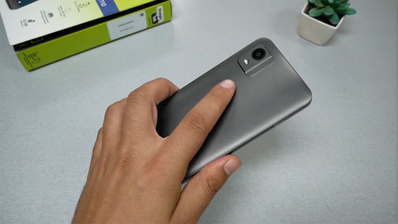 Mặt lưng của Nokia C110 còn được làm dạng nhám nên hạn chế tốt tình trạng bám mồ hôi,dấu vân tay.