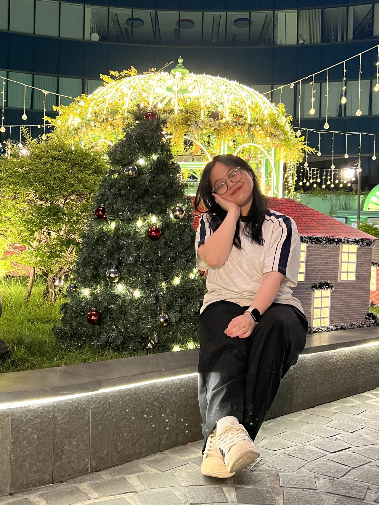 Ảnh chụp thiếu sáng ở chế độ tự động (trái) và ProRAW (phải) từ camera của iPhone 13 Pro. Ảnh chụp thiếu sáng ở chế độ tự động (trái) và ProRAW (phải) từ camera của iPhone 13 Pro.