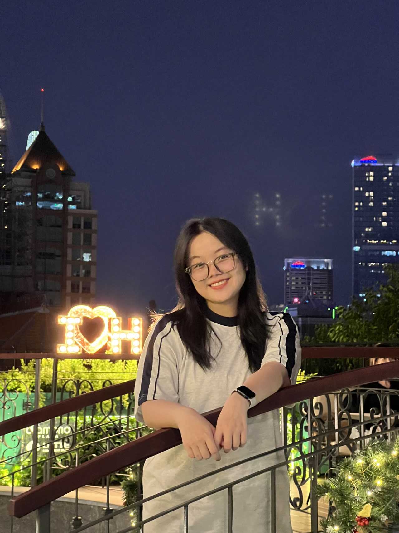 Ảnh chụp thiếu sáng ở chế độ tự động (trái) và ProRAW (phải) từ camera của iPhone 13 Pro. Ảnh chụp thiếu sáng ở chế độ tự động (trái) và ProRAW (phải) từ camera của iPhone 13 Pro.