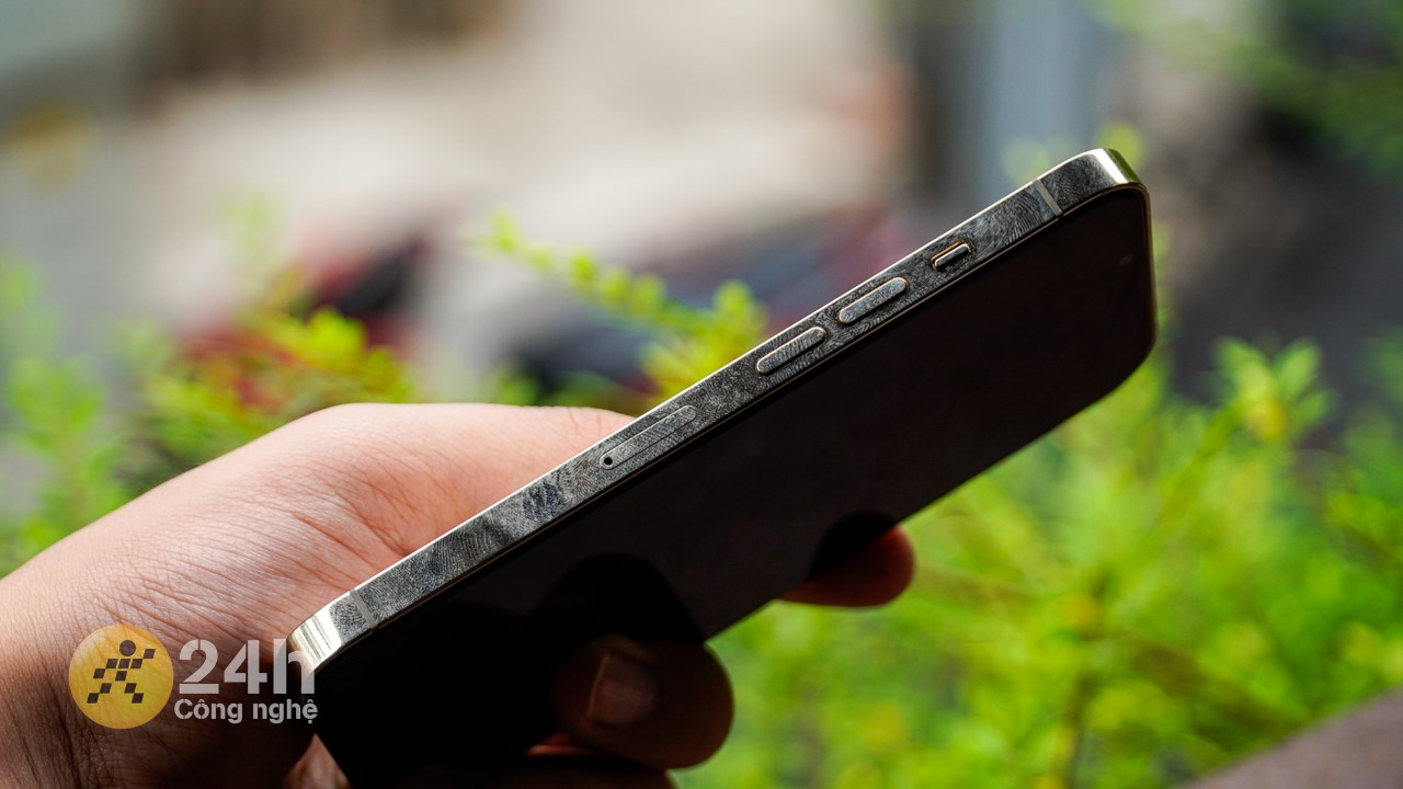 Mặc dù mình rất thích khung viền thép nhưng không thể phủ nhận điểm trừ của nó là dễ bám dấu vân tay, mồ hôi. Mặc dù mình rất thích khung viền thép nhưng không thể phủ nhận điểm trừ của nó là dễ bám dấu vân tay, mồ hôi.