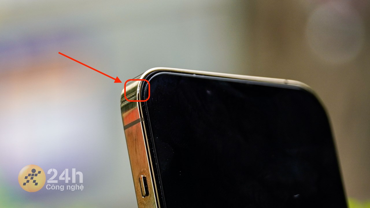 Đây là một vết trầy do mình làm rơi iPhone 13 Pro ở độ cao nửa mét. Đây là một vết trầy do mình làm rơi iPhone 13 Pro ở độ cao nửa mét.