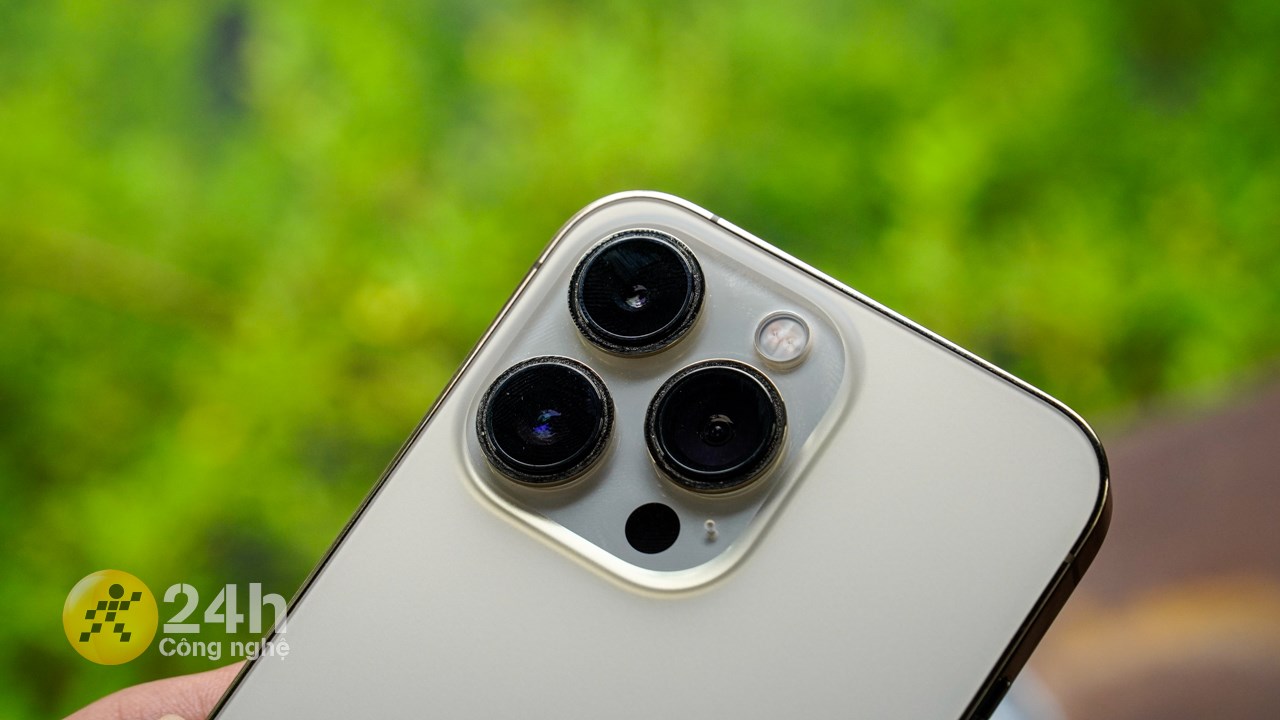 Nhân tiện nói đến bám dấu vân tay, phần viền bóng xung quanh các ống kính camera trên iPhone 13 Pro cũng gặp tình trạng này. Nhân tiện nói đến bám dấu vân tay, phần viền bóng xung quanh các ống kính camera trên iPhone 13 Pro cũng gặp tình trạng này.