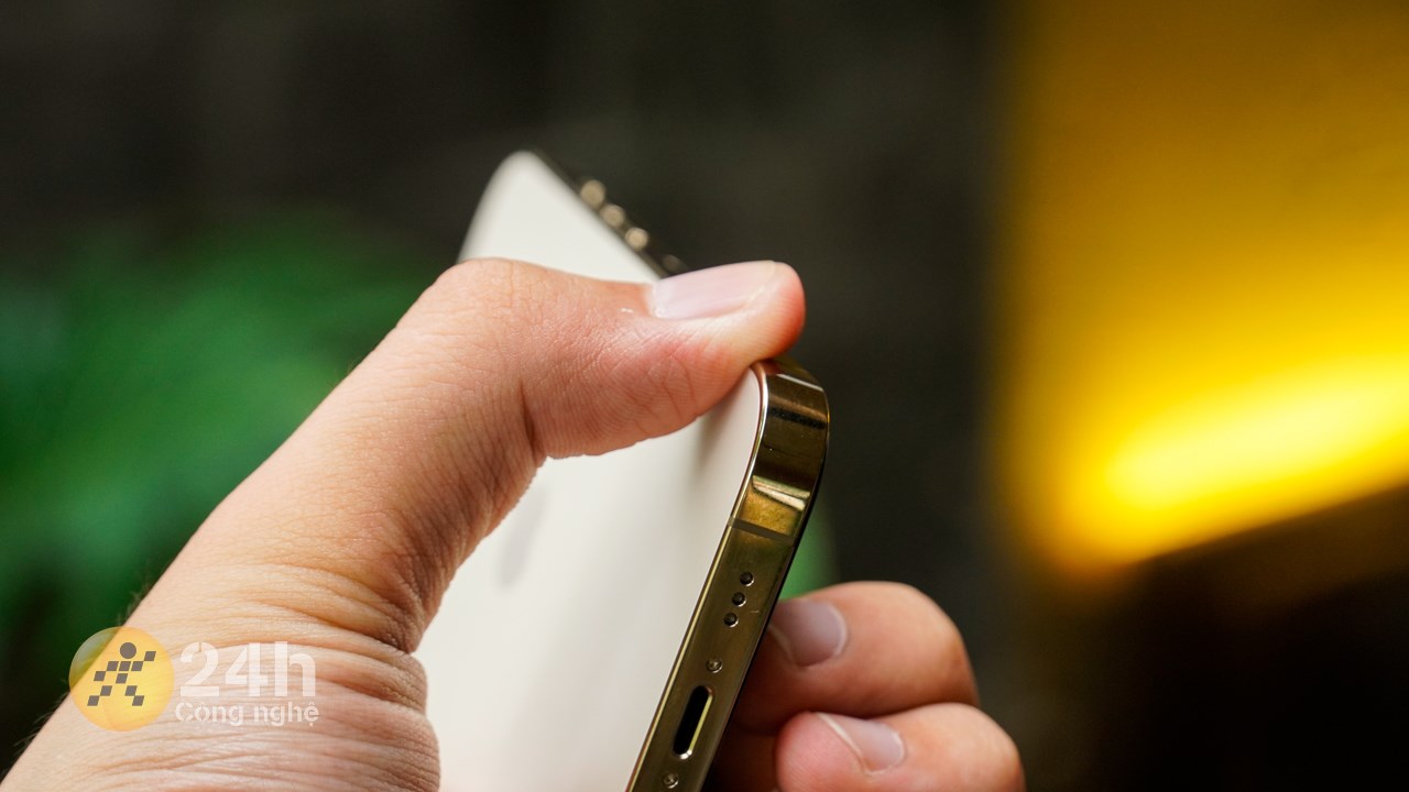 Phần khung viền thép vuông vức của iPhone 13 Pro cũng khiến mình có cảm giác bị cấn tay mỗi khi cầm máy. Phần khung viền thép vuông vức của iPhone 13 Pro cũng khiến mình có cảm giác bị cấn tay mỗi khi cầm máy.