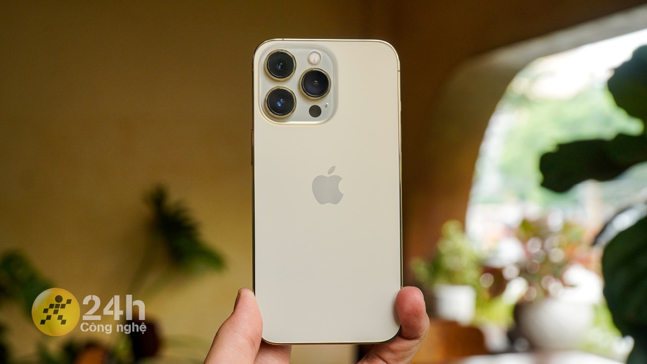 Ngôn ngữ thiết kế của iPhone 13 Pro vẫn hợp thời dù máy đã ra mắt hơn 2 năm. Ngôn ngữ thiết kế của iPhone 13 Pro vẫn hợp thời dù máy đã ra mắt hơn 2 năm.