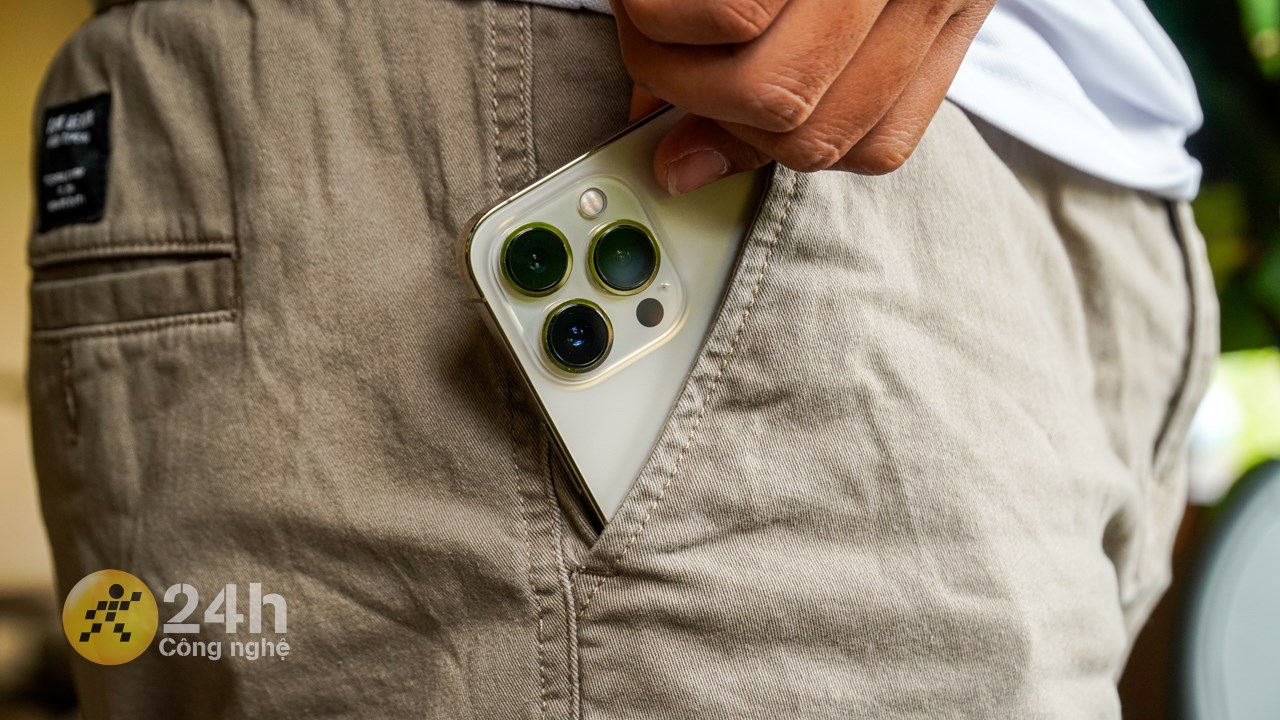 Mình có thể dễ dàng cho iPhone 13 Pro vào túi quần nhờ vào kích thước nhỏ gọn của thiết bị. Mình có thể dễ dàng cho iPhone 13 Pro vào túi quần nhờ vào kích thước nhỏ gọn của thiết bị.