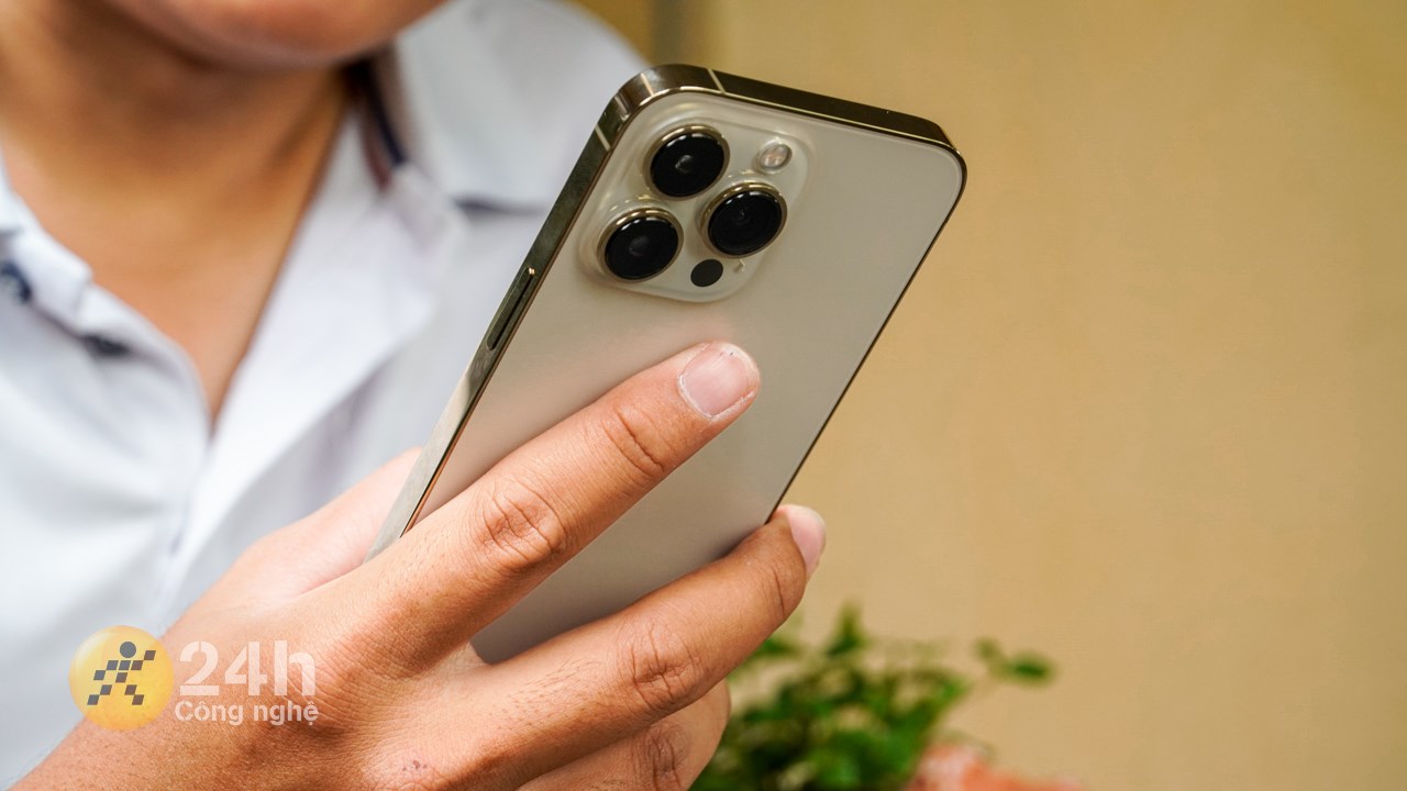 Mình còn có thể thoải mái sử dụng iPhone 13 Pro bằng một tay trong thời gian dài. Mình còn có thể thoải mái sử dụng iPhone 13 Pro bằng một tay trong thời gian dài.