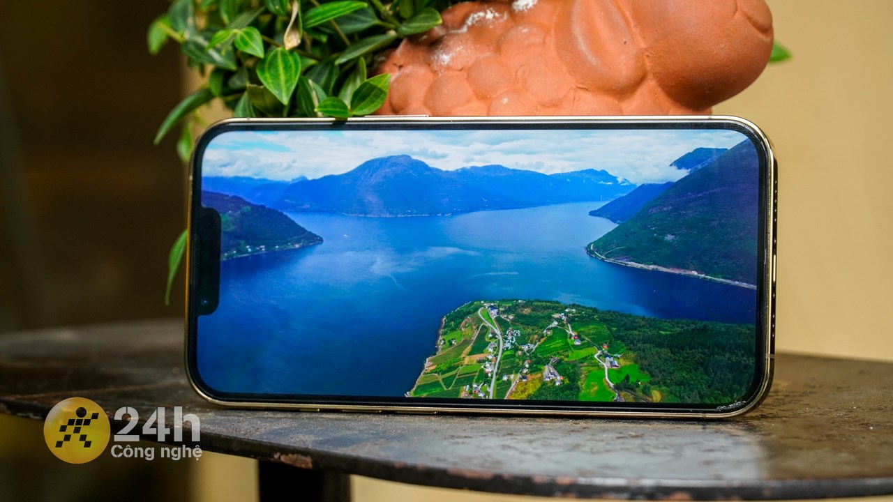Màn hình của iPhone 13 Pro ở thời điểm hiện tại vẫn mang đến chất lượng hiển thị tốt. Màn hình của iPhone 13 Pro ở thời điểm hiện tại vẫn mang đến chất lượng hiển thị tốt.