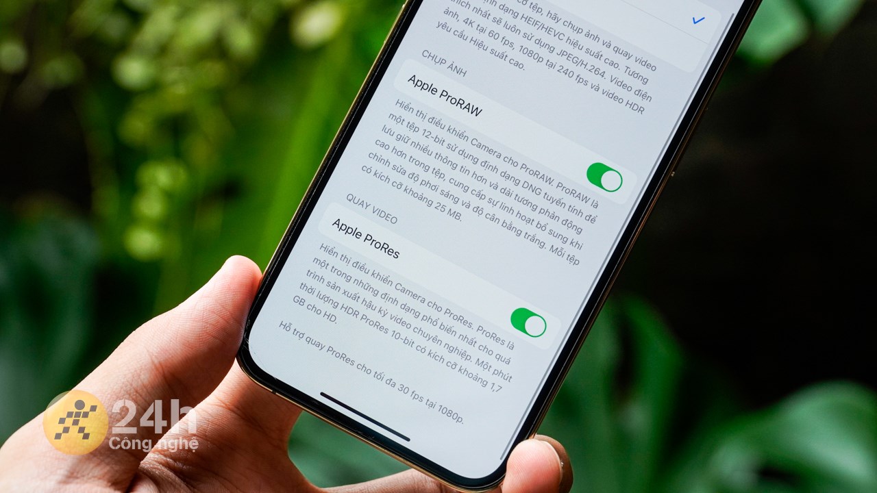 iPhone 13 Pro hỗ trợ định dạng ảnh ProRAW, giúp chúng ta dễ dàng hậu kỳ ảnh. iPhone 13 Pro hỗ trợ định dạng ảnh ProRAW, giúp chúng ta dễ dàng hậu kỳ ảnh.