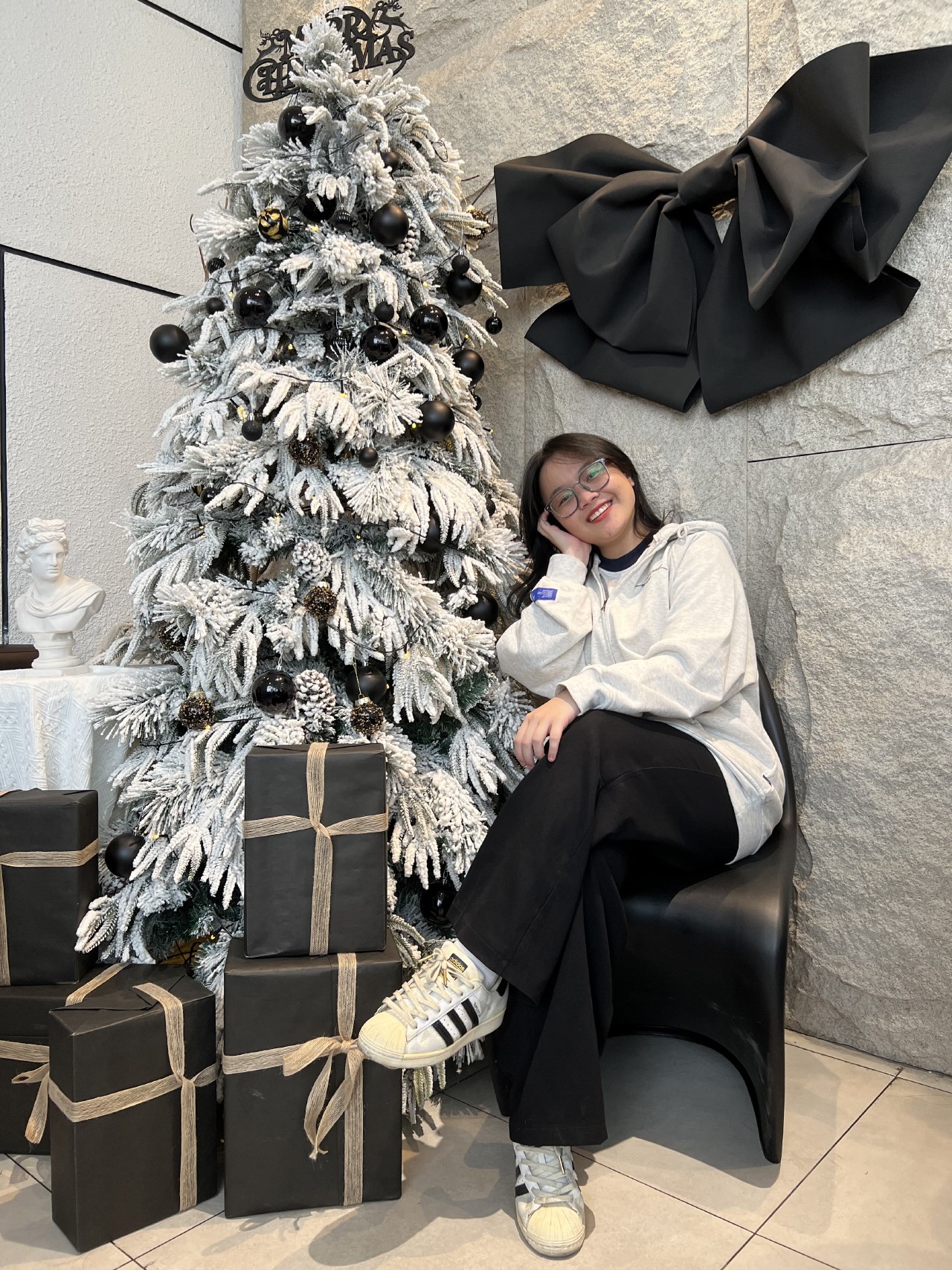 Ảnh chụp người ở điều kiện ánh sáng trong nhà từ camera iPhone 13 Pro. Ảnh chụp người ở điều kiện ánh sáng trong nhà từ camera iPhone 13 Pro.