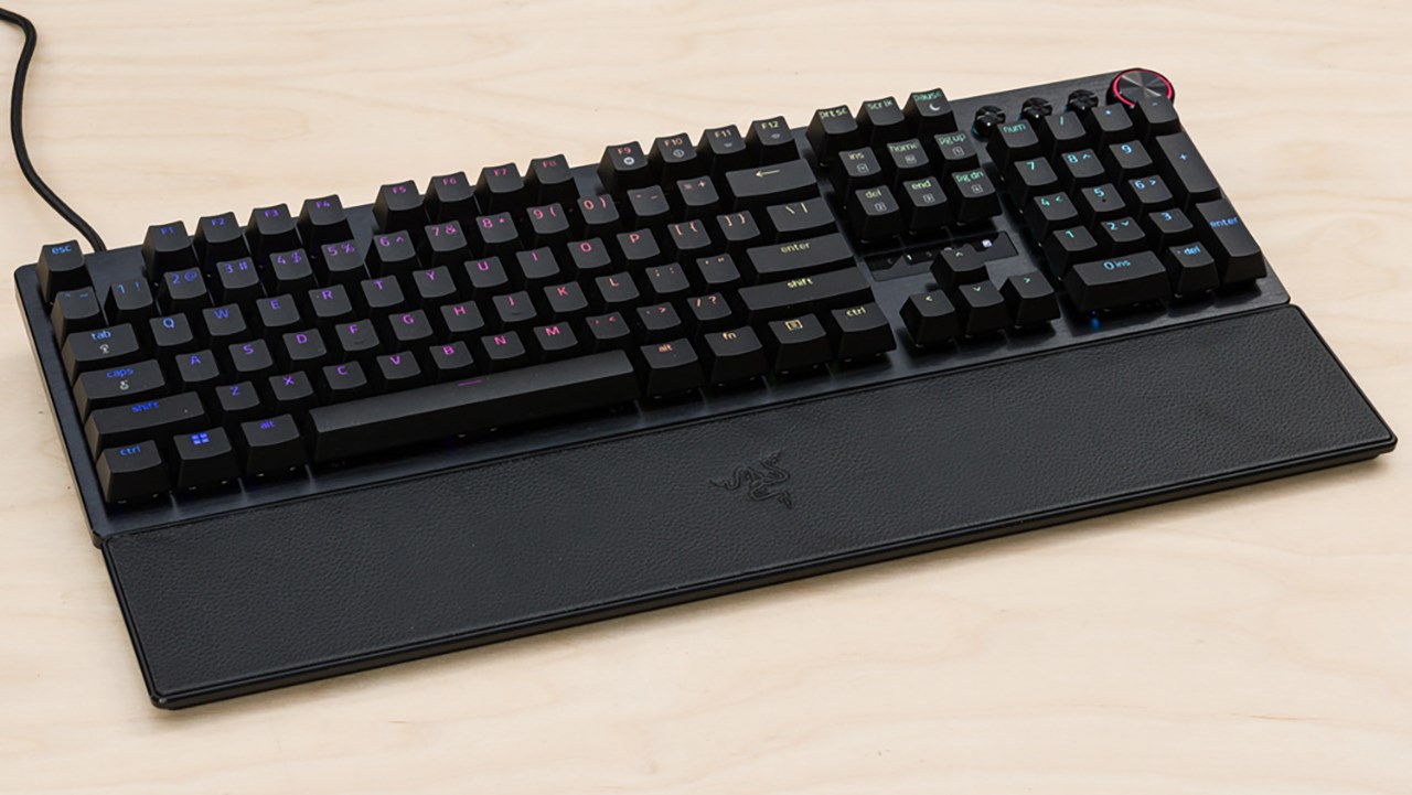 Razer Huntsman V3 Pro vẫn được thiết kế tương tự như phiên bản trước nhưng đẹp hơn nhờ những vết cắt phay. Nguồn: RTINGs. Razer Huntsman V3 Pro vẫn được thiết kế tương tự như phiên bản trước nhưng đẹp hơn nhờ những vết cắt phay. Nguồn: RTINGs.