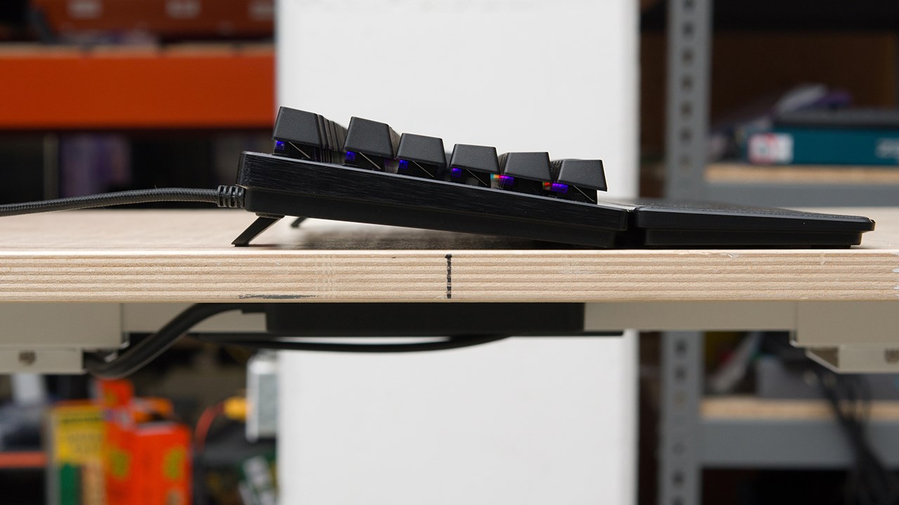 Razer Huntsman V3 Pro được trang bị thêm chân giá đỡ lên kê tay đi kèm để cho trải nghiệm sử dụng tốt hơn. Nguồn: RTINGS. Razer Huntsman V3 Pro được trang bị thêm chân giá đỡ lên kê tay đi kèm để cho trải nghiệm sử dụng tốt hơn. Nguồn: RTINGS.