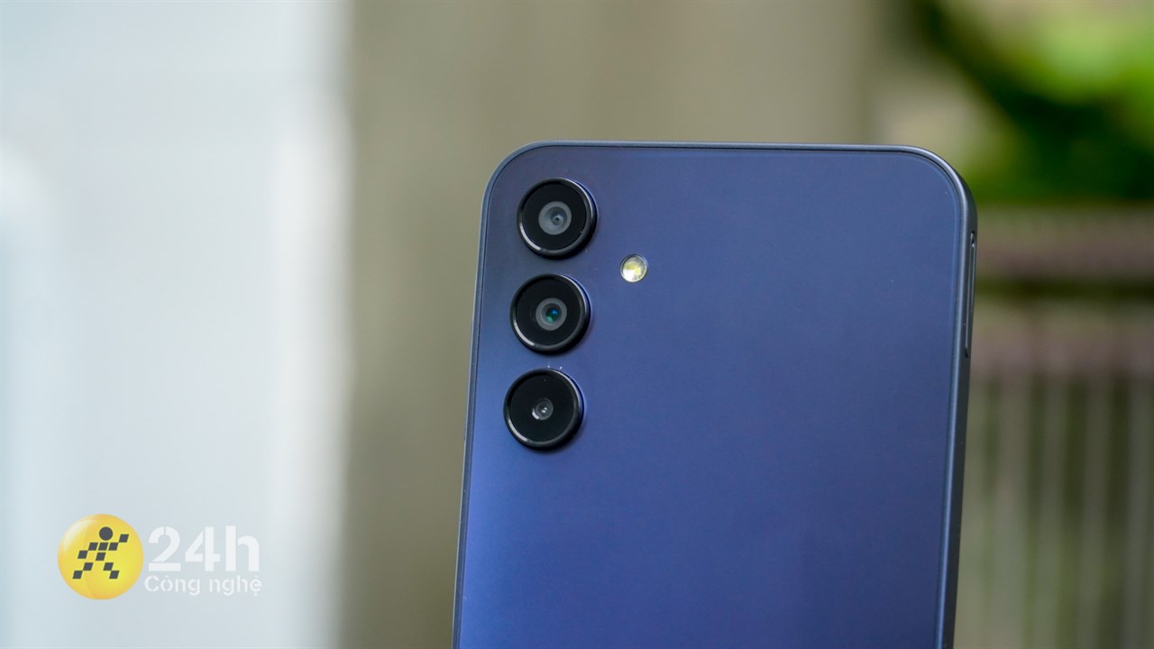 Cụm camera của Galaxy A15 5G được thiết kế dạng thả nổi quen thuộc.