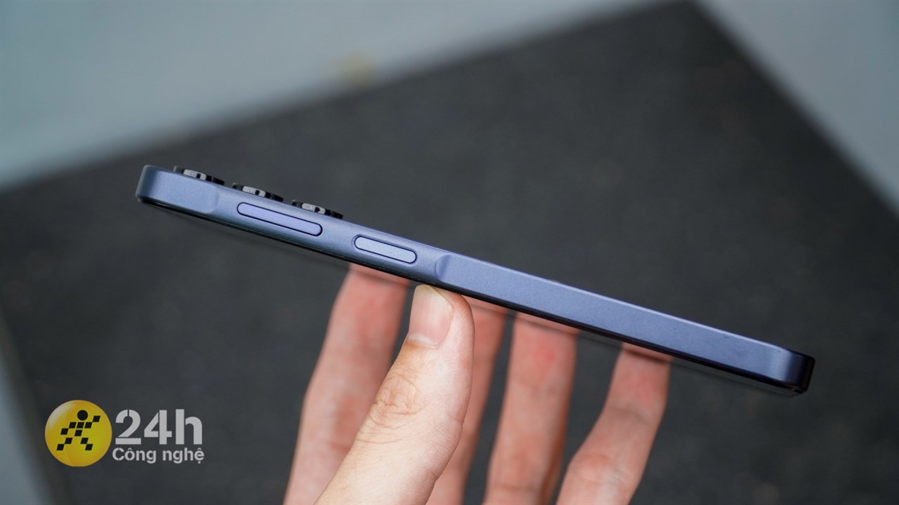 Cạnh phải của Galaxy A15 5G là nơi đặt cụm phím tăng giảm âm lượng và nút nguồn kiêm cảm biến vân tay.
