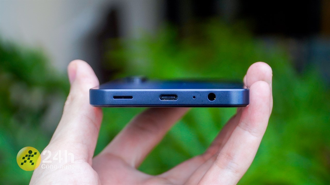 Cạnh đáy của máy chứa dải loa, mic chính, cổng sạc USB-C và cổng xuất âm thanh chuẩn 3.5 mm.