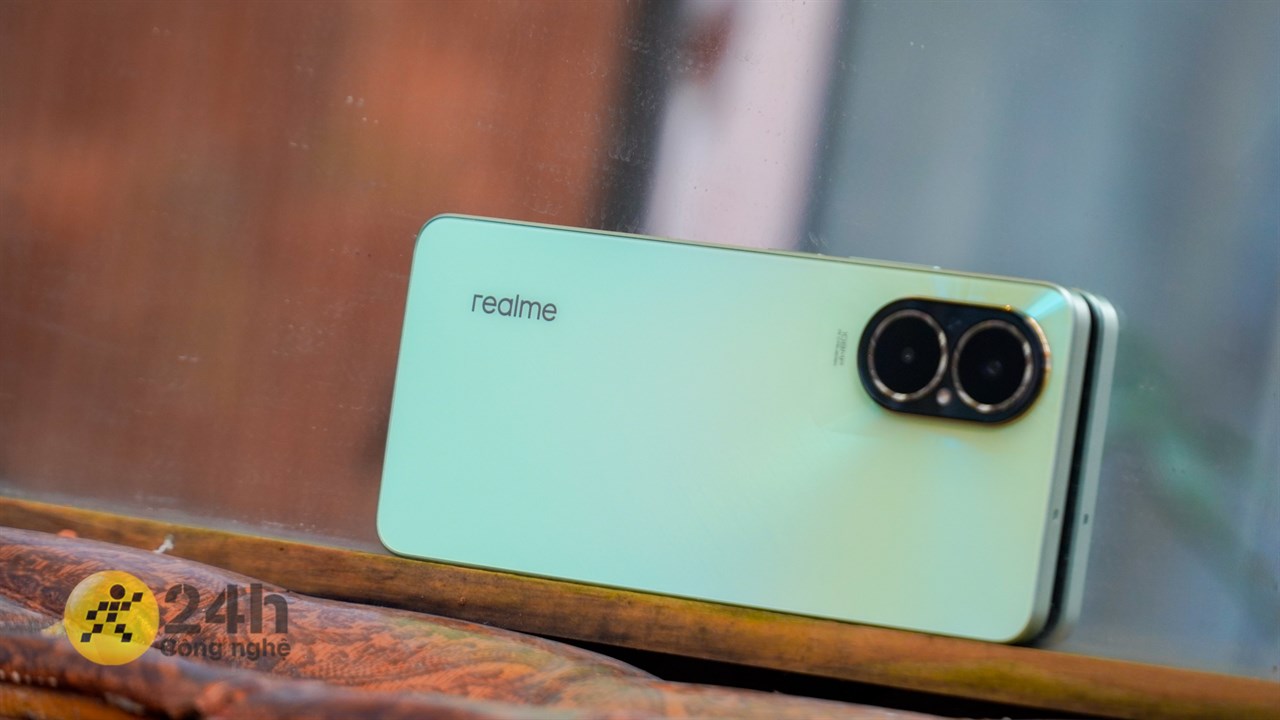 Mặt lưng realme C67 còn được thiết kế rất đẹp mắt. Mặt lưng realme C67 còn được thiết kế rất đẹp mắt.