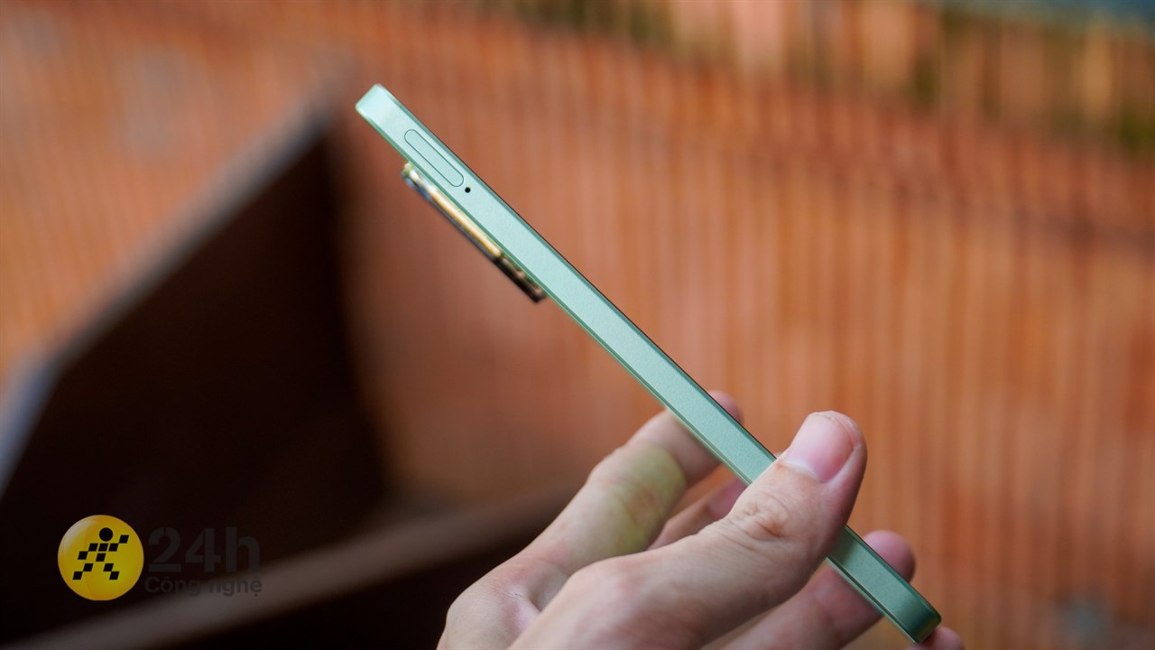Cạnh trái của máy chứa khe cắm SIM. Cạnh trái của máy chứa khe cắm SIM.