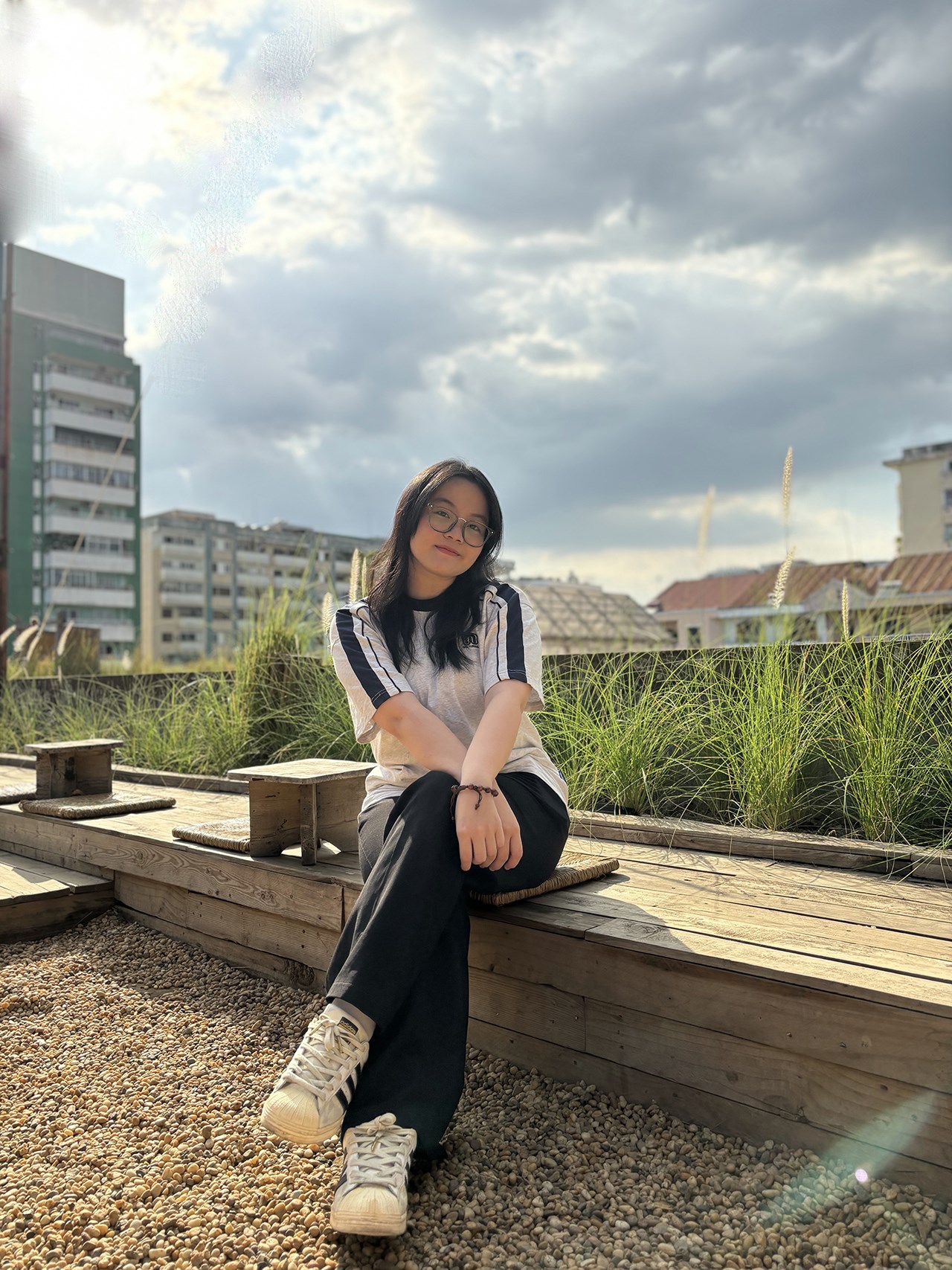 Ảnh chụp ngược sáng hay thuận sáng đều không bị ám vàng. Ảnh chụp ngược sáng hay thuận sáng đều không bị ám vàng.
