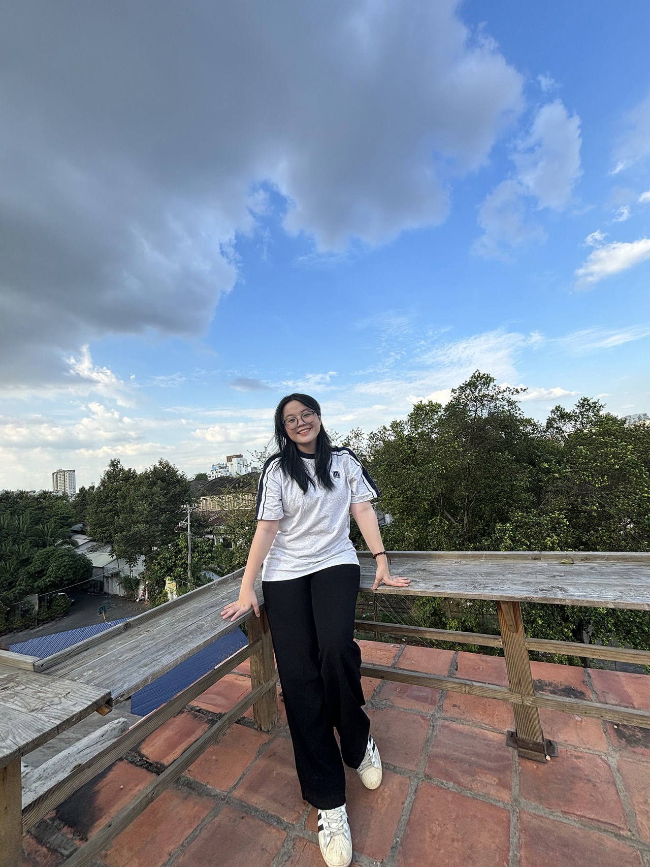 Ảnh chụp ngược sáng hay thuận sáng đều không bị ám vàng. Ảnh chụp ngược sáng hay thuận sáng đều không bị ám vàng.