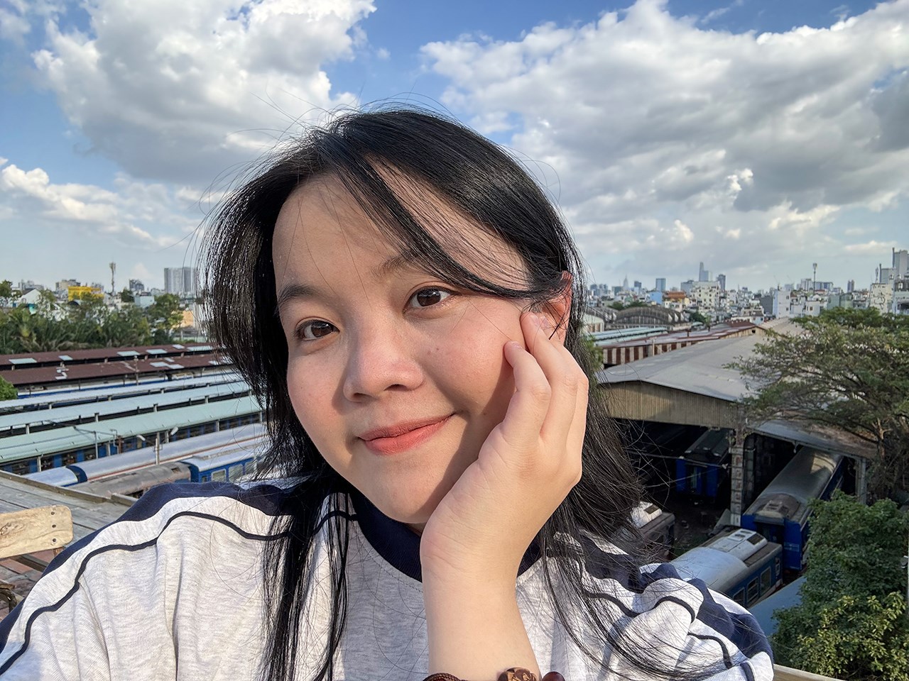 Ảnh chụp selfie từ iPhone 15 vẫn đi theo trường phái chân thật. Ảnh chụp selfie từ iPhone 15 vẫn đi theo trường phái chân thật.