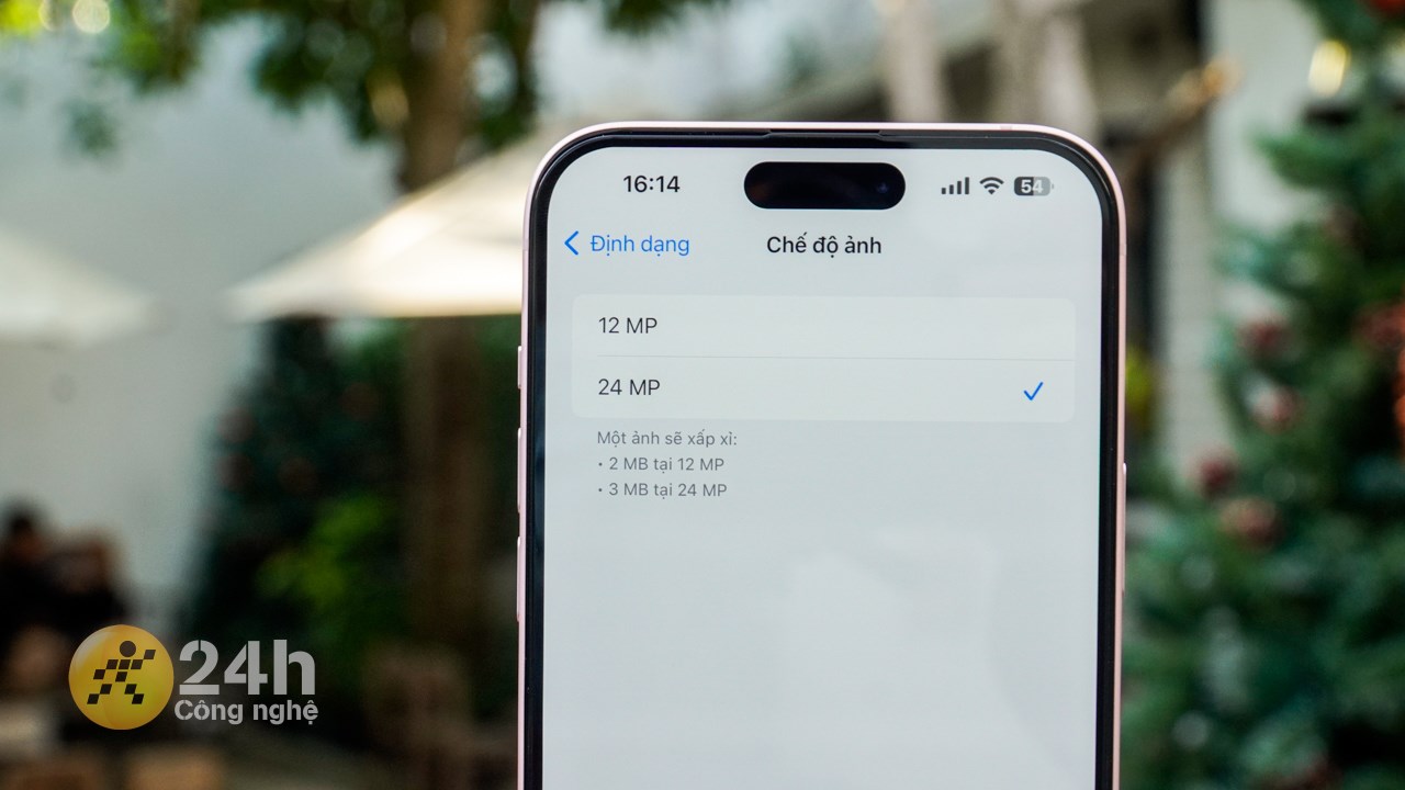 Các bạn có thể chọn Chế độ ảnh để chỉnh 24 MP và 12 MP. Các bạn có thể chọn Chế độ ảnh để chỉnh 24 MP và 12 MP.