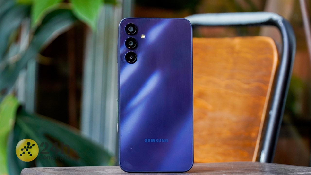 Mặt lưng của Galaxy A15 được thiết kế theo phong cách tối giản. Mặt lưng của Galaxy A15 được thiết kế theo phong cách tối giản.
