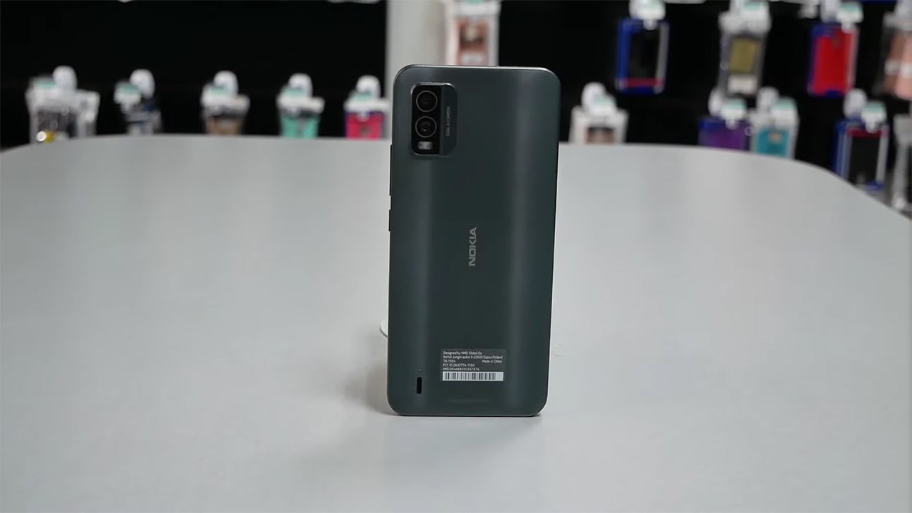 Nokia C210 được hoàn thiện chắc chắn và thiết kế thân thuộc. Nguồn: Varieties Teck.