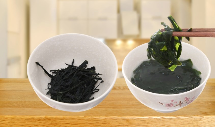 Kích thước rong biển Miwon sẽ nở ra gấp nhiều lần khi ngâm nước, do đó cần lấy lượng nhỏ vừa dùng