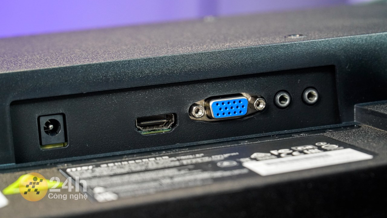 Chân đế của màn hình này còn có khe đi dây tiện lợi.