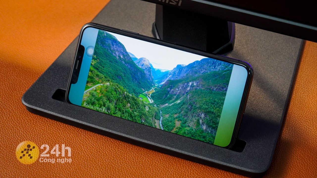 Với khe ở chân đế thì mình có thể đặt điện thoại, bút,.. vào.