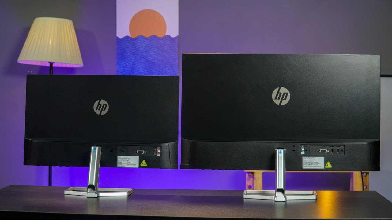 HP LCD M27f (phải) có ngoại hình tương đồng với M22f nhưng có kích thước lớn hơn