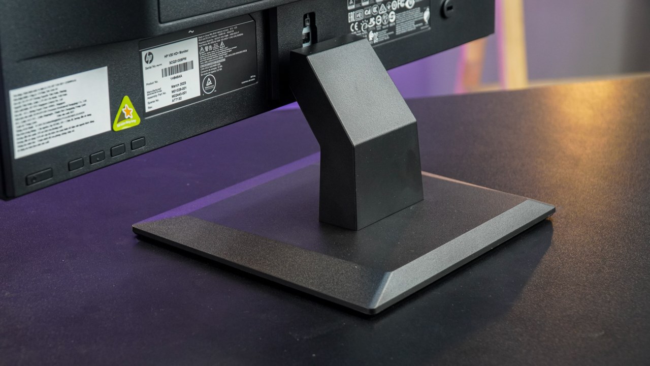 HP V20 có phân chân đế chắc chắn, cho phép điều chỉnh góc nhìn theo chiều dọc