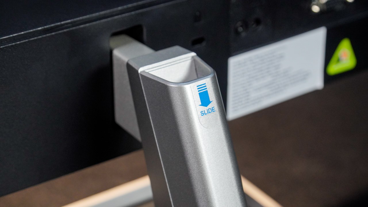 Chân đế của HP LCD M22f được thiết kế dạng ống giúp luồng dây dễ dàng