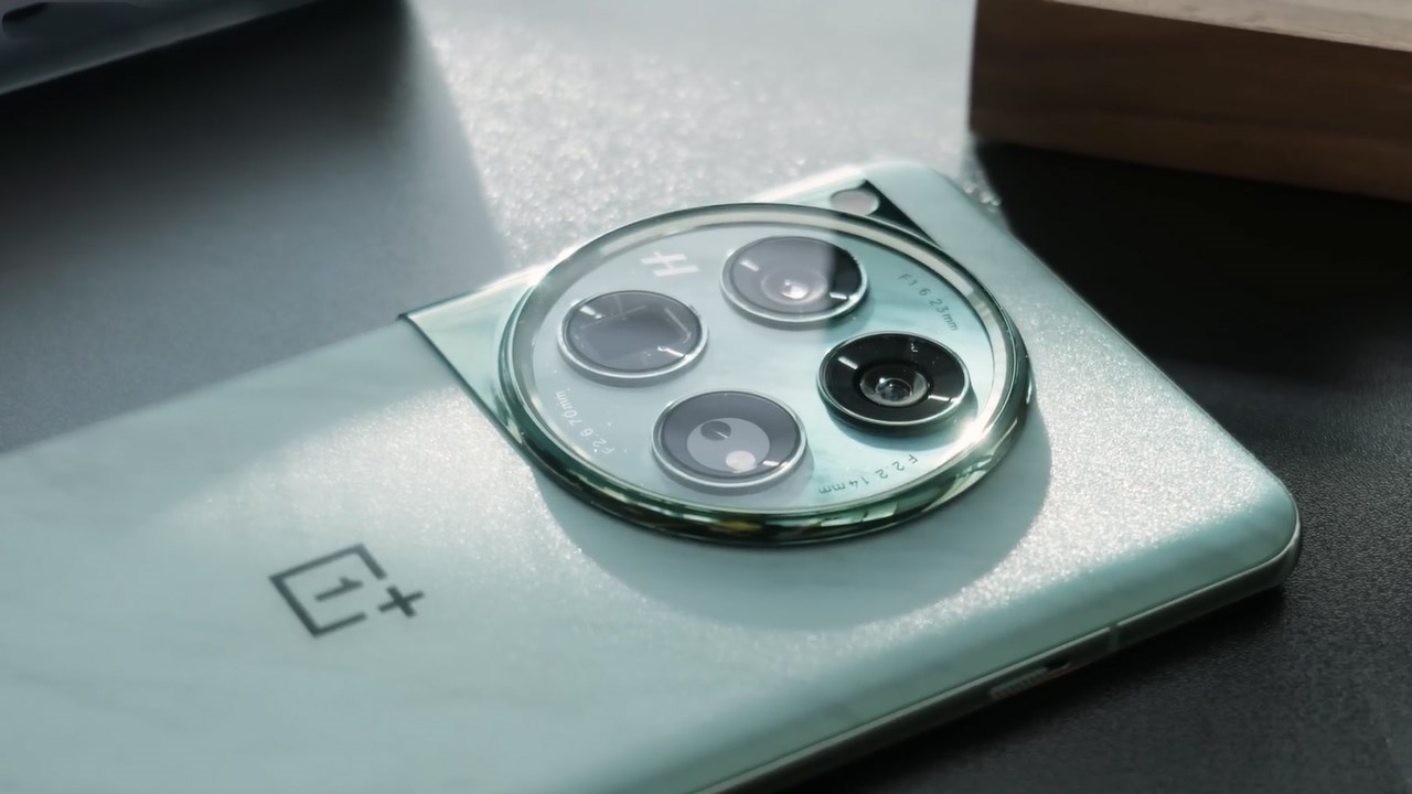Phần viền camera to tròn của OnePlus 12 được làm đồng màu với mặt lưng Phần viền camera to tròn của OnePlus 12 được làm đồng màu với mặt lưng