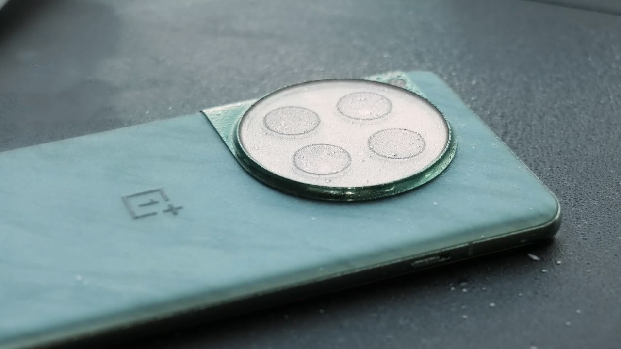 OnePlus 12 sở hữu những đường cong đẹp mắt giúp mang đến cảm giác cầm thoải mái OnePlus 12 sở hữu những đường cong đẹp mắt giúp mang đến cảm giác cầm thoải mái