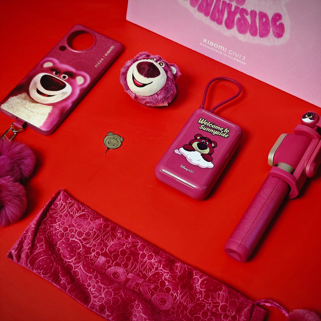 Xiaomi CIVI 3 Strawberry Bear còn đi kèm với rất nhiều món phụ kiện dễ thương và đẹp mắt. Nguồn: Weibo.