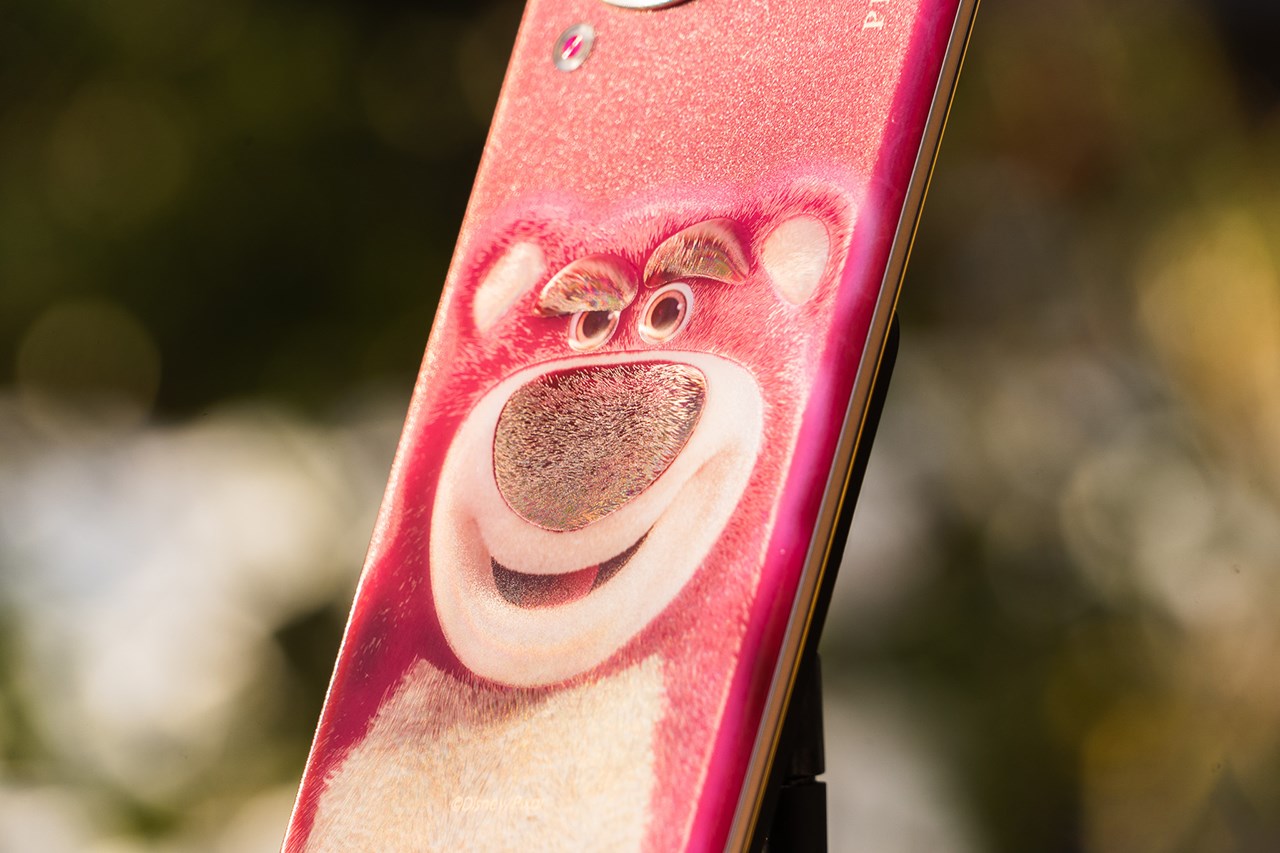 Mặt lưng Xiaomi CIVI 3 Strawberry Bear được thiết kế rất đẹp và chỉn chu. Nguồn: Weibo.