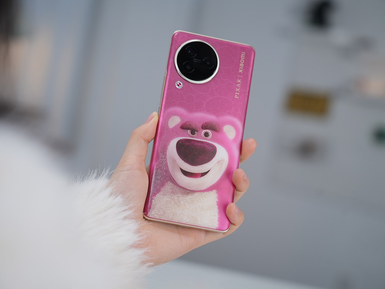 Cảm giác cầm nắm Xiaomi CIVI 3 Strawberry Bear rất gọn gàng và thoải mái. Nguồn: Weibo.