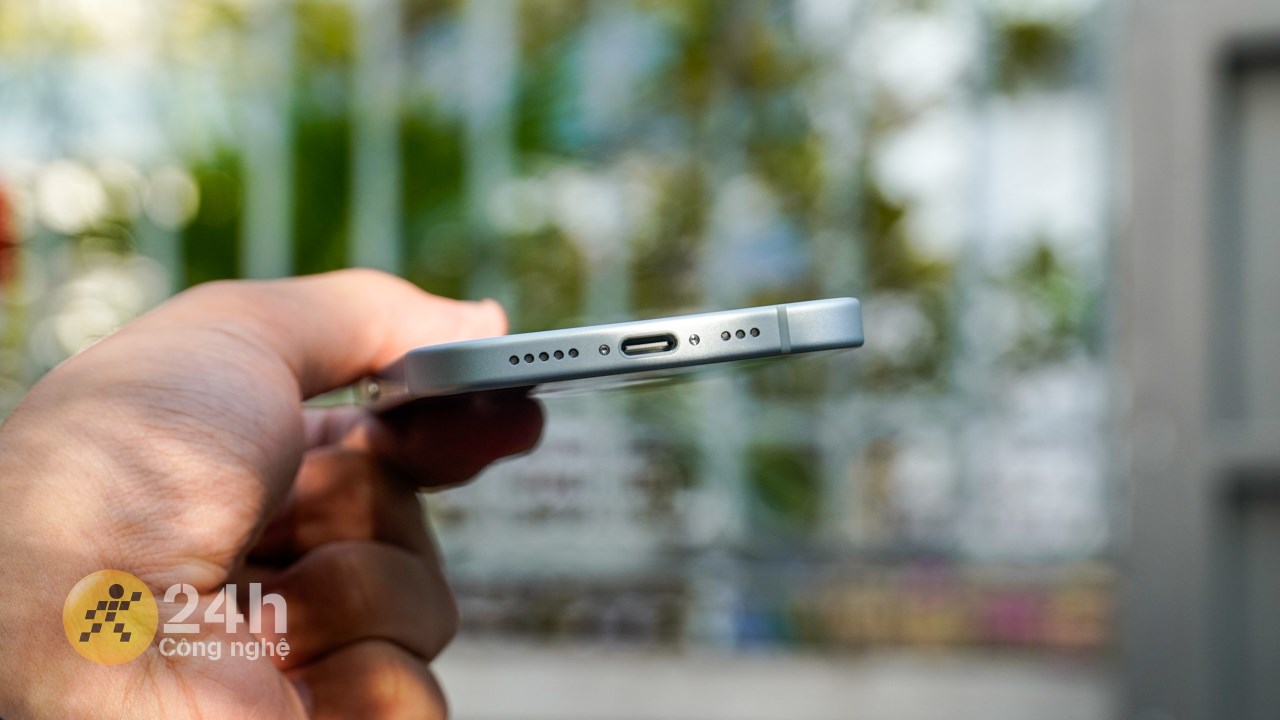 Cổng USB-C dù không có tốc độ sạc cao hơn so với cổng Lightning nhưng lại tiện lợi hơn đáng kể.