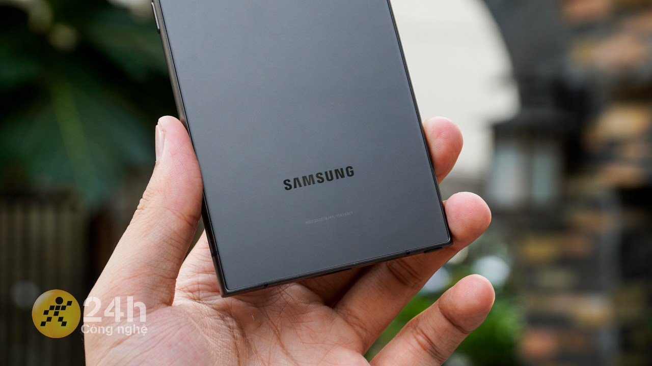 Galaxy S24 Ultra được làm dạng nhám nên hạn chế tốt tình trạng bám mồ hôi, dấu vân tay khó chịu.