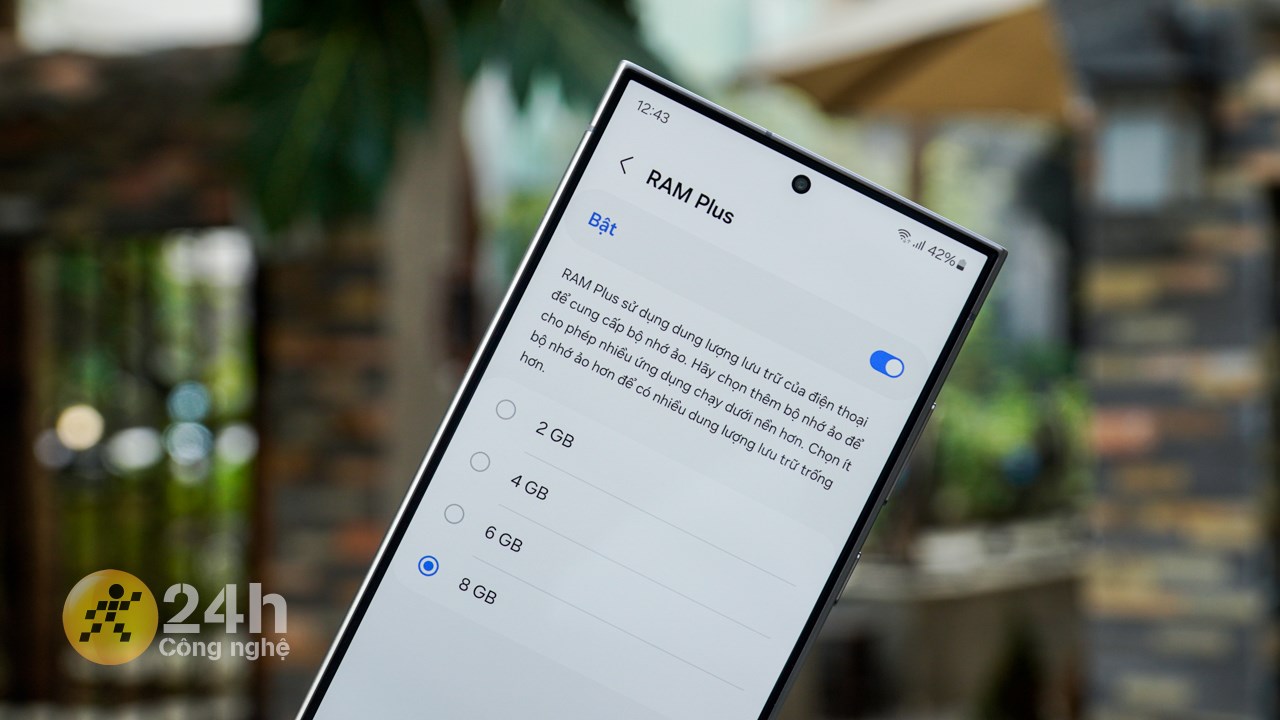 Thiết bị được trang bị dung lượng RAM đến 20 GB (12 GB RAM ảo + 8 GB RAM chính).