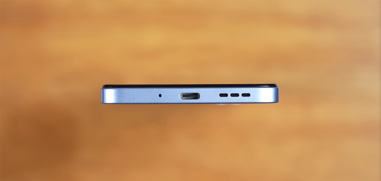 Cạnh đáy của máy chứa mic, cổng sạc USB-C và dải loa. Nguồn: Trakin Tech.
