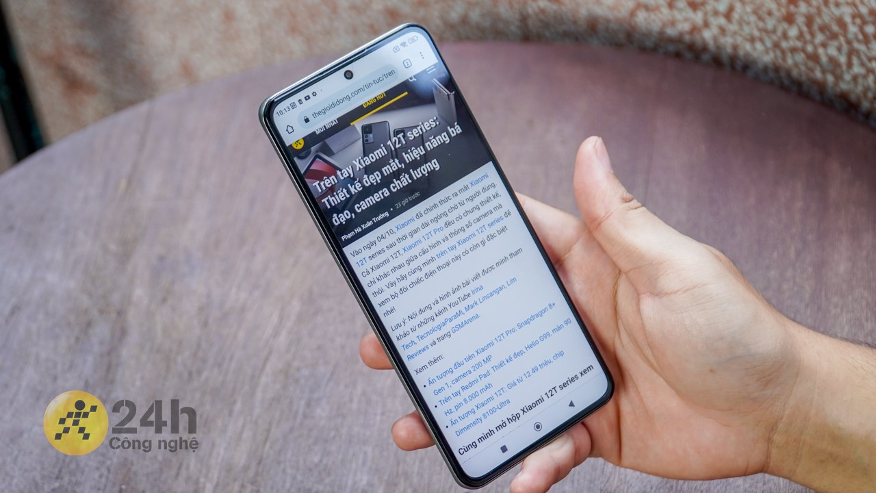 Mặt trước của Xiaomi 12T khá quen thuộc, được điểm xuyết bởi các đường bo cong Mặt trước của Xiaomi 12T khá quen thuộc, được điểm xuyết bởi các đường bo cong